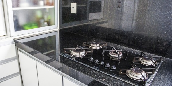 Cozinha – Fogão embutido na pia em Granito Preto São Gabriel Polido