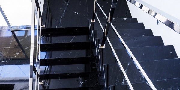 Hall de Entrada – Escada e Piso em Granito Preto Via Láctea Polido