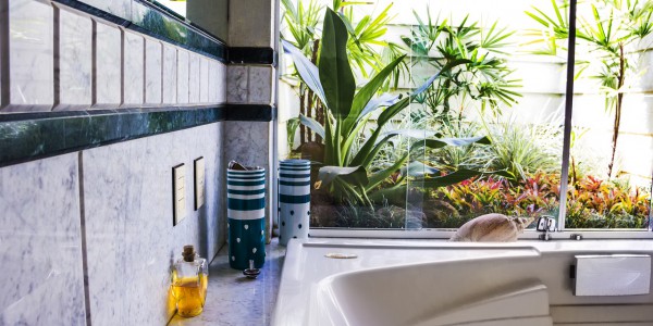 Banho Suíte Casal – Parede e Banheira em Mármore e Granito Verde