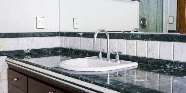 Banho Suíte Casal – Parede e Lavatório em Mármore e Granito Verde