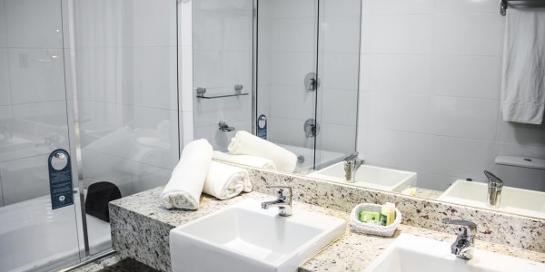 Banho Suíte Executiva – Banheira e Lavatório em Granito Branco Dallas Polido