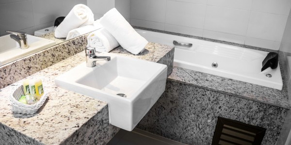 Banho Suíte Master – Banheira e Lavatório em Granito Branco Dallas Polido